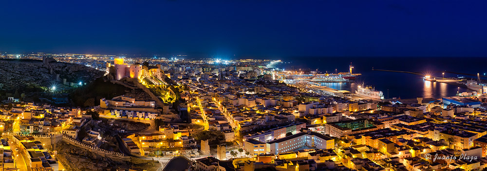 Panorámica nocturna de Almería